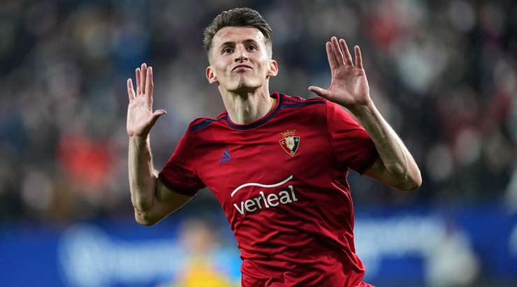 Vào! Ruben Garcia tung một đường chuyền tuyệt vời đến vị trí của Ante Budimir (Osasuna) trong vòng cấm, và cầu thủ này tận dụng rất tốt cơ hội để dứt điểm gọn gàng vào góc thấp bên trái. 2:0.