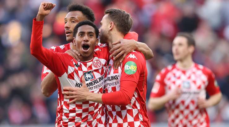 Vào! Marcus Ingvartsen (Mainz) tinh quái dừng lại một nhịp trước khi sút, chờ cho thủ môn Stefan Ortega đổ người trước khi bình tĩnh đưa bóng vào góc cao bên trái.