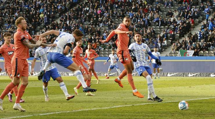 Vàoo! Không chờ đã, nó đã bị thổi phạt việt vị. Niklas Stark (Hertha Berlin) không đồng ý, nhưng trợ lý trọng tài chắc chắn về quyết định của mình.