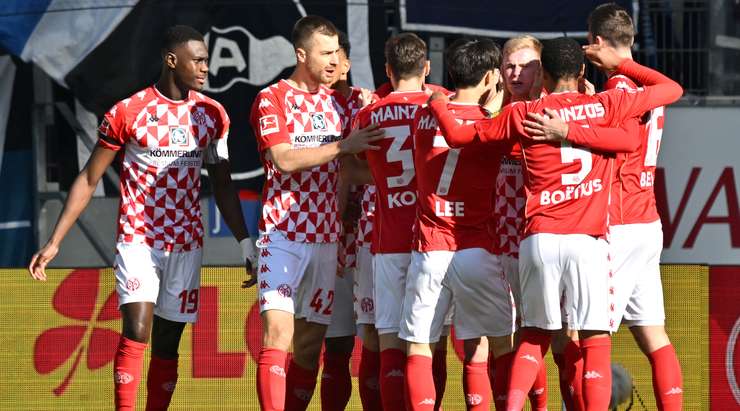 Jonathan Burkardt (Mainz) ghi bàn! Jonathan Burkardt (Mainz) được kiến tạo bởi Silvan Widmer và anh ấy đã cho thấy sự bình tĩnh tuyệt vời trong vòng cấm để sút vào bên trái mành lưới. 1:0.