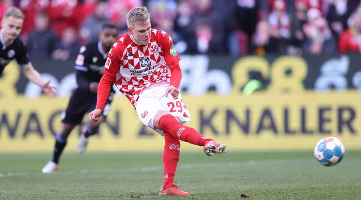 Vào! Jonathan Burkardt (Mainz) tinh quái dừng lại một nhịp trước khi sút, chờ cho thủ môn Stefan Ortega đổ người trước khi bình tĩnh đưa bóng vào góc trái khung thành.