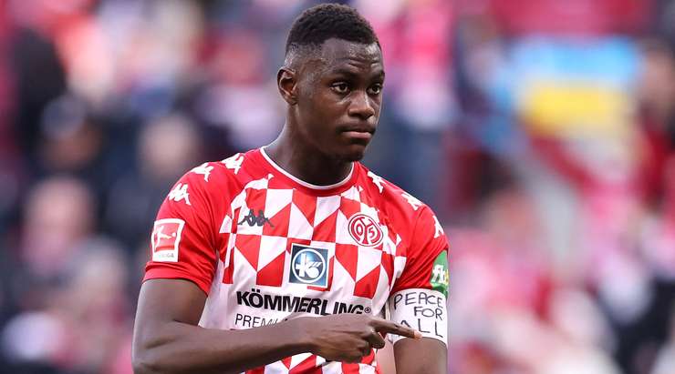 VÀO! Đó là một cú sút phạt đền hoàn hảo của Moussa Niakhate (Mainz) về phía bên phải khung thành, không có một chút cơ hội nào cho thủ môn Stefan Ortega để cản phá!