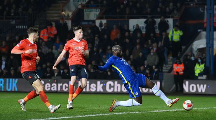Vào! Timo Werner chuyền bóng đến chân của Romelu Lukaku (Chelsea), người đứng trước mành lưới trống và không gặp khó khăn đệm bóng vào khung thành. 2:3.