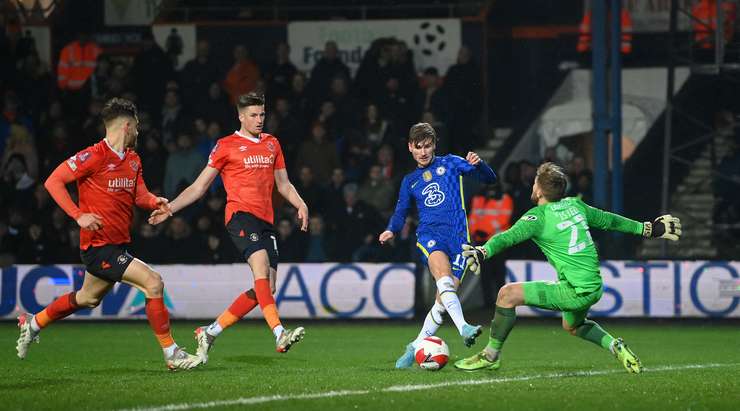 Timo Werner (Chelsea) có rất nhiều khoảng trống sau khi đón một đường chuyền chính xác trong vòng cấm. Anh không do dự tung một cú sút tuyệt vời, đưa bóng vào góc thấp bên phải cầu môn.