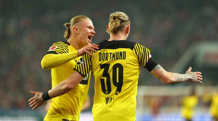 Marius Wolf (Dortmund) có rất nhiều khoảng trống sau khi đón một đường chuyền chính xác trong vòng cấm. Anh không do dự tung một cú sút tuyệt vời, đưa bóng vào góc thấp bên phải cầu môn.