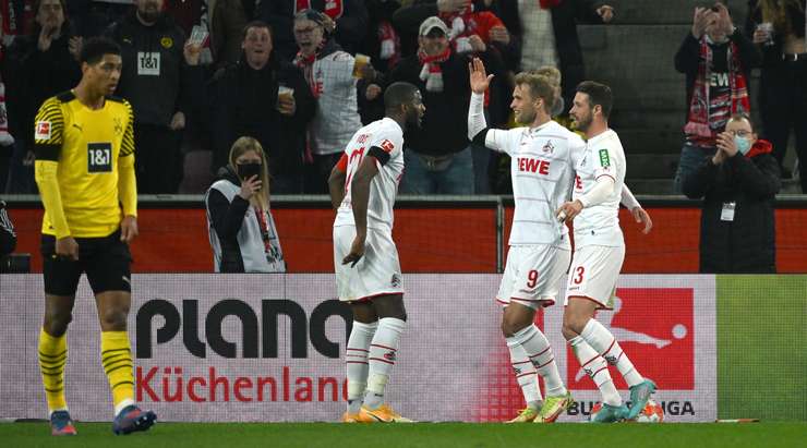 Sebastian Andersson (Köln) nhận một đường chuyền thú vị bên trong vòng cấm và anh tung một cú sút trái phá chính xác vào phía trong cột dọc bên phải. Một pha dứt điểm tuyệt đẹp!