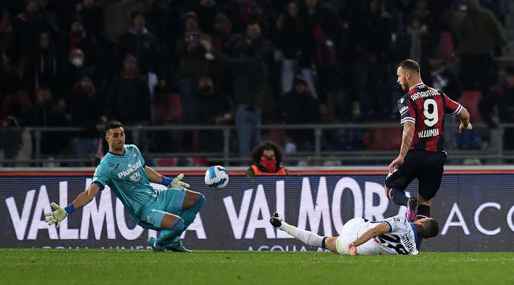 Sau khi bỏ xa các hậu vệ, Marko Arnautovic (Bologna) tung một cú sút từ bên trong vòng cấm. Nỗ lực của anh làm khán giả có một phen thót tim, nhưng bóng xoáy trong một vài mét cuối cùng trước khi đi chệch cột dọc bên trái trong gang tấc.
