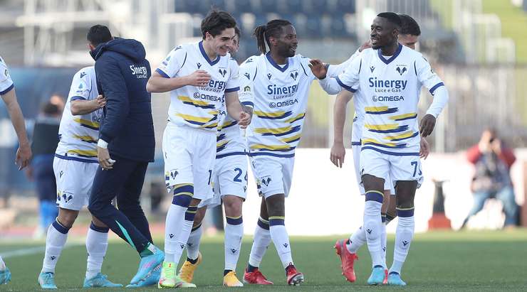 Matteo Cancellieri (Verona) đón một đường chuyền tuyệt vời và đột phá qua hàng phòng ngự đối phương trước khi tung ra một cú sút tầm trung, đưa bóng vượt qua thủ môn vào mé trong cột dọc bên trái.