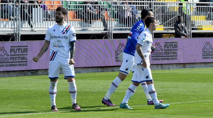 Vào! Thủ môn Niki Maenpaa phạm một sai lầm tồi tệ và Francesco Caputo (Sampdoria) đã không gặp khó khăn gì để đưa bóng vào lưới, 0:1.