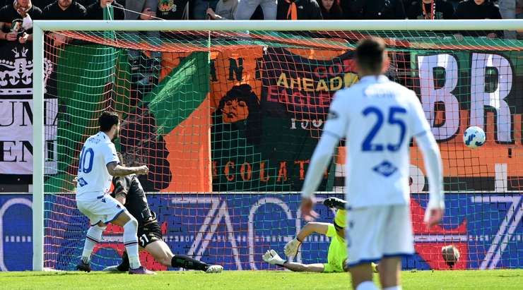 Vào! Francesco Caputo (Sampdoria) sút bóng bật ra vào phía trong cột dọc bên phải sau khi bóng đến chỗ anh ấy trong vòng cấm. Tỉ số là 0:2.