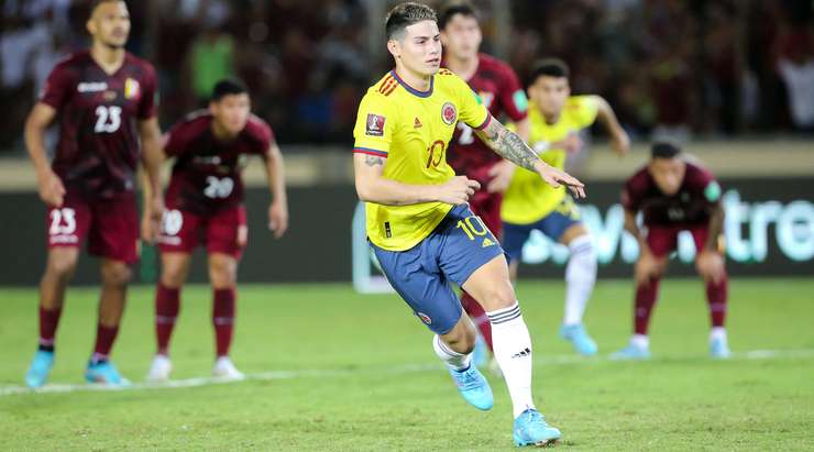 James Rodriguez (Colombia) thực hiện quả phạt đền một cách hoàn hảo và đưa bóng vào phía trong cột dọc bên phải.