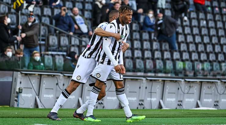 Vào! Destiny Udogie (Udinese) thể hiện sự nhạy bén của mình trong vòng cấm khi anh ấy đón một đường chuyền thông minh từ đồng đội và tung cú sút một chạm vào sát phía trong cột dọc bên trái. Gerard Deulofeu là người đã kiến tạo bàn thắng. Tỉ số là 2:0.