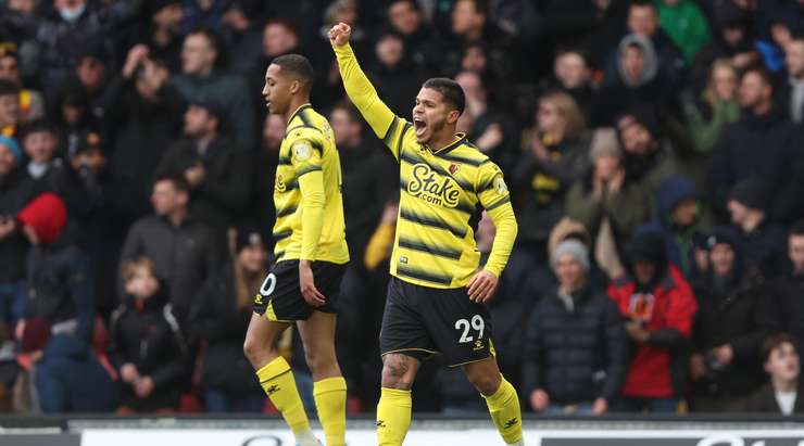 VÀÀÀÀÀO! Cucho (Watford) có khoảng trống bên trong vòng cấm và dứt điểm đường chuyền với một pha ngả người vô-lê cắt kéo. Bàn thắng đẹp nhất mọi thời đại? Có thể không phải, nhưng dù sao thì tỉ số đã là 1:1.