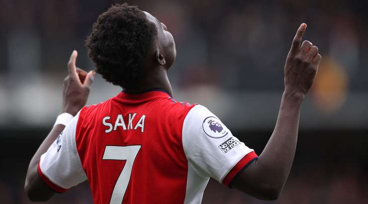 Bukayo Saka (Arsenal) tung một cú vô-lê một chạm hoàn hảo từ rìa vòng cấm và bóng đã bay vào lưới trong sự bất lực của thủ môn!