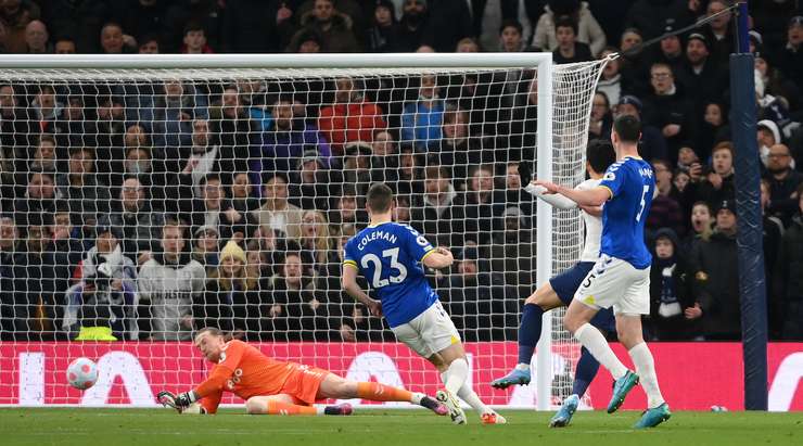 Heung-Min Son (Tottenham) nhận một đường chuyền sát thủ, đặt anh vào thế đối mặt với thủ môn và anh đã bình tĩnh đưa bóng vào lưới.