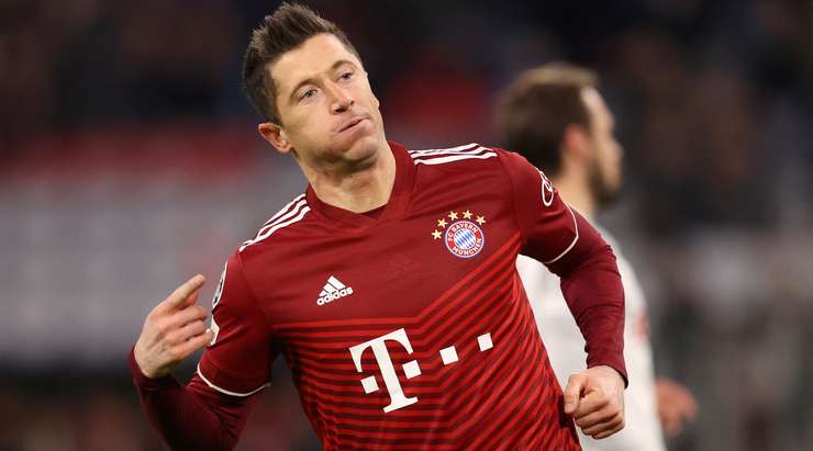 Vào! Robert Lewandowski (Bayern Munich) giành chiến thắng trên chấm phạt đền bằng một cú sút không thể cản phá, vượt qua tầm với của thủ môn Philipp Kohn vào góc thấp bên trái.
