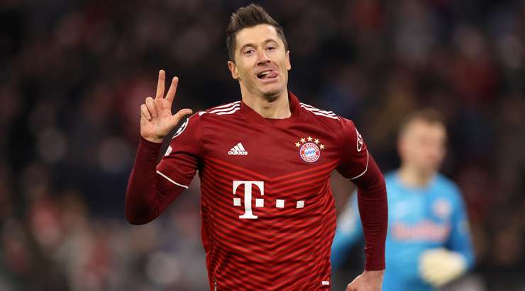 Robert Lewandowski (Bayern Munich) lấy bóng bật ra và ghi bàn.