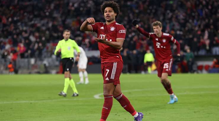 Serge Gnabry (Bayern Munich) đón một đường chuyền hoàn hảo tới từng centimét và tung một cú sút chìm từ rìa vòng cấm vào chính giữa khung thành, thủ môn đã không thể kịp cản phá cú sút vừa rồi.