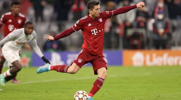 Vào! Robert Lewandowski (Bayern Munich) tinh quái dừng lại một nhịp trước khi sút, chờ cho thủ môn Philipp Kohn đổ người trước khi bình tĩnh đưa bóng vào góc thấp bên trái.