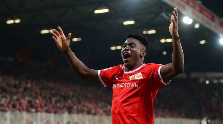 Vào! Một sai lầm từ hàng phòng ngự đã biếu không một cơ hội cho Taiwo Awoniyi (Union Berlin). Cầu thủ này đã rất bình tĩnh và dễ dàng đệm bóng vào lưới từ cự li gần. 1:0.