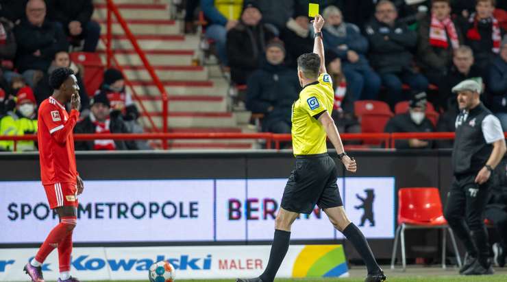 Sheraldo Becker (Union Berlin) không ngạc nhiên khi nhận 1 tấm thẻ vàng. Trọng tài đã xử lý tốt để giảm nhiệt những cái đầu nóng của cầu thủ hai bên.
