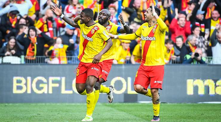 Vào! Cheick Oumar Doucoure (Lens) đã không do dự tung cú sút ngay ngoài vòng cấm. Đó là một cú sút căng tuyệt đẹp vào góc cao bên phải khung thành, đánh bại thủ môn đối phương.