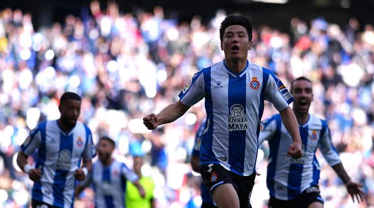 Vào! Lei Wu (Espanyol) nhận một đường chuyền ngắn rất vừa tầm từ Sergi Darder ở một vị trí bên trong vòng cấm, anh lách người và tung một cú sút không thể cản phá làm tung nóc lưới đối phương. Tỉ số là 1:0.