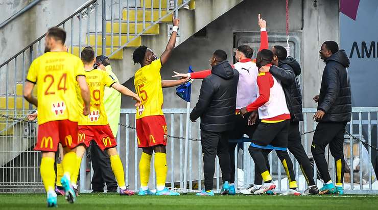 Vào! Arnaud Kalimuendo (Lens) là người nhanh nhất phản ứng với pha bóng bật ra và sút bóng vào lưới. Tỉ số là 1:0.