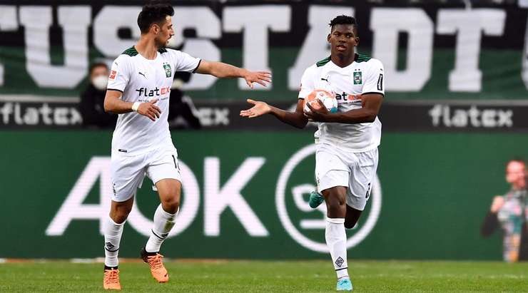 Breel Embolo (B. Monchengladbach) kết thúc nỗ lực đi bóng đẹp mắt của mình với một cú sút xuất sắc từ trong vòng cấm. Bóng đi chìm vào giữa khung thành và Marvin Schwabe chỉ có thể vào lưới nhặt bóng. Tỉ số là 1:3.