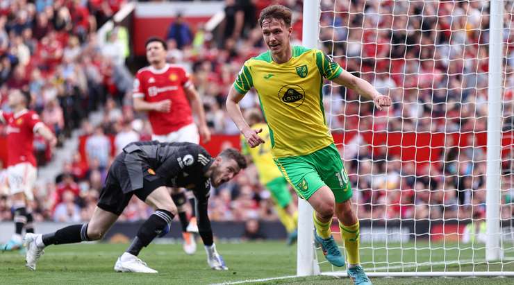 Bóng đã nằm trong lưới! Teemu Pukki treo bóng vào vòng cấm và Kieran Dowell (Norwich) đón quả tạt để dứt điểm gọn gàng vào lưới. 2:1.