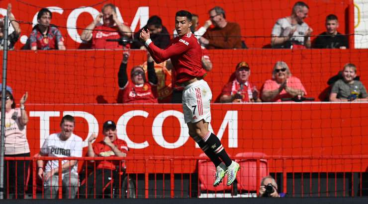 Cristiano Ronaldo (Manchester United) dùng sức mạnh và sự nhanh nhạy của mình để tỳ đè các hậu vệ đối phương và bình tĩnh ghi bàn từ quả phạt góc.
