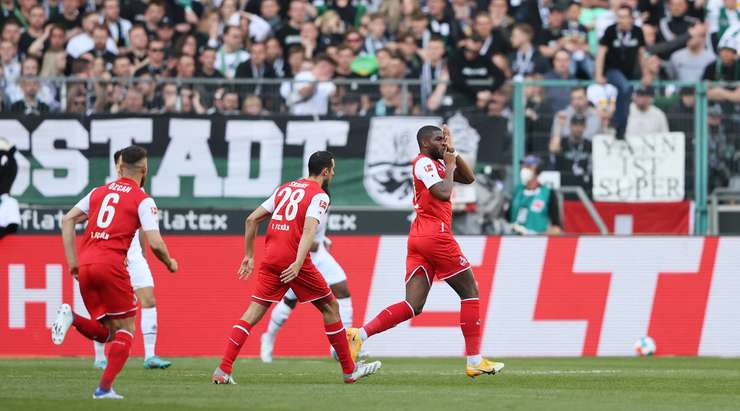 Vào! Florian Kainz thể hiện nhãn quan chiến thuật tuyệt vời bằng một đường chuyền tinh quái bên trong vòng cấm. Anthony Modeste (Köln) cũng đã hoàn thành tốt phần việc của mình với cú sút một chạm, ghim bóng vào góc thấp bên phải khung thành. 0:1.