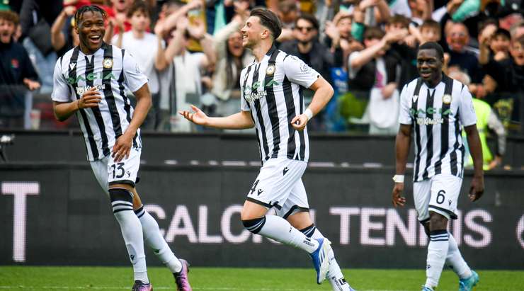 Vào! Lazar Samardzic (Udinese) đã không do dự tung cú sút ngay ngoài vòng cấm. Đó là một cú sút căng tuyệt đẹp vào sát góc phải khung thành, đánh bại thủ môn đối phương.