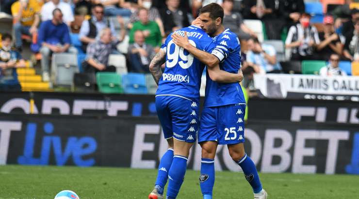 Vào! Marco Silvestri đã chạm được những đầu ngón tay vào bóng sau cú sút của Andrea Pinamonti (Empoli), nhưng chừng đó thôi không đủ ngăn trái bóng đi vào góc trái khung thành.