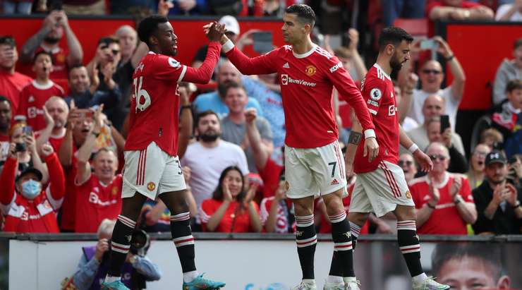 Cristiano Ronaldo (Manchester United) với một pha dứt điểm tuyệt vời trong vòng cấm. Anh ấy tạo khoảng trống cho mình sau khi khống chế gọn gàng một đường chuyền từ đồng đội và dứt điểm chuẩn xác, đưa bóng vào ngay giữa khung thành.