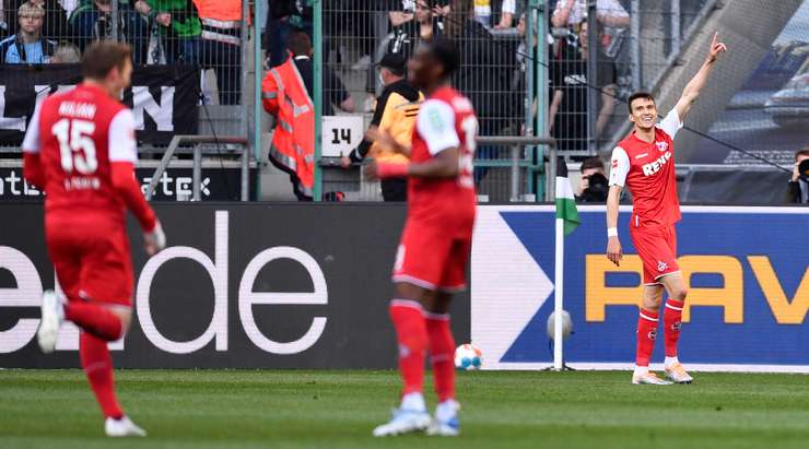Dejan Ljubicic (Köln) nhận đường chuyền từ đồng đội và anh không hề do dự tung một cú sút chìm không thể cản phá vào góc thấp bên trái khung thành.