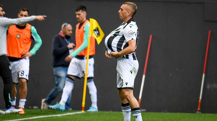 Gerard Deulofeu (Udinese) đã làm lưới của đối phương phải tung lên với một cú sút ngay sát vòng cấm địa. Quả bóng bay thẳng vào góc thấp bên phải.