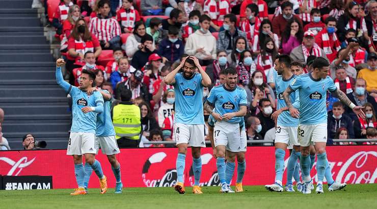 Fran Beltran (Celta Vigo) khống chế bóng gọn gàng sau một đường chuyền sắc bén của đồng đội tại rìa vòng cấm và cứa bóng vào góc cao bên trái khung thành, theo một phong cách đã thành thương hiệu của anh.