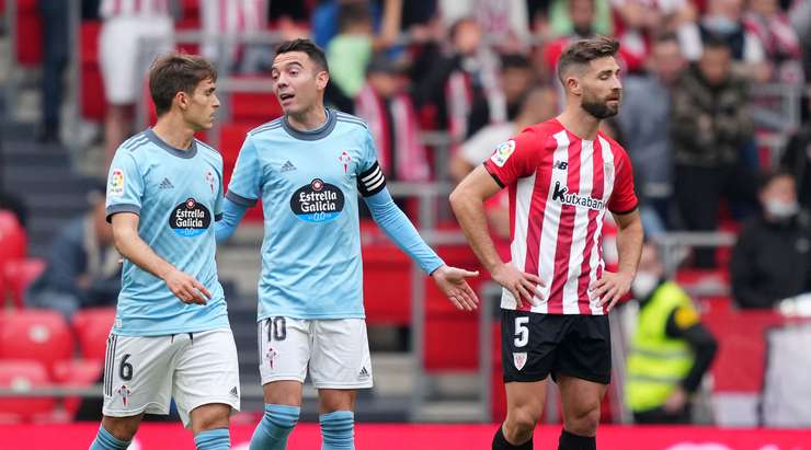 Vào! Iago Aspas (Celta Vigo) tung một cú sút một chạm trong vòng cấm và đánh bại thủ môn đối phương. Bóng đi vào góc thấp bên phải khung thành. 0:1.