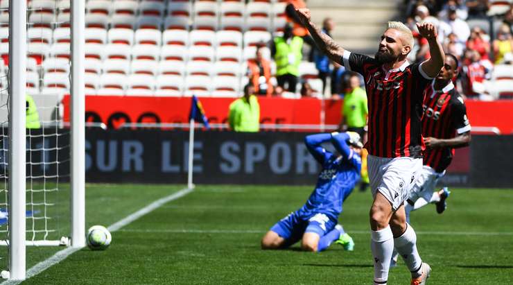 Vào! Matthieu Dreyer đã chạm được những đầu ngón tay vào bóng sau cú sút của Andy Delort (Nice), nhưng chừng đó thôi không đủ ngăn trái bóng đi vào góc phải khung thành.