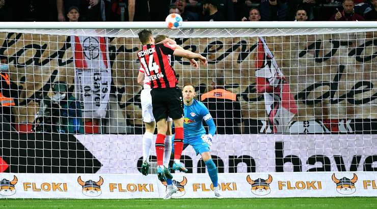 Patrik Schick (Bayer Leverkusen) bật cao đón một đường chuyền bổng từ đồng đội và trong vòng 5m50, nhưng cú đánh đầu của anh lại đi chệch cột dọc bên phải khá xa.