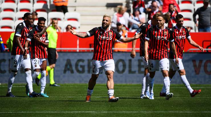 Vào! Đường lốp bóng vào vòng cấm đẹp mắt của Kasper Dolberg được Andy Delort (Nice) vồ lấy như hổ đói vồ mồi. Không đợi phải nhắc, anh đánh đầu từ cự ly gần đưa bóng vượt qua tầm với của thủ môn Matthieu Dreyer trước khi đi vào góc trái khung thành. Tỉ số là 2:1.