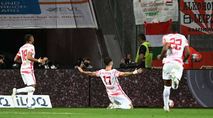 Vào! Christopher Nkunku chuyền bóng đến chân Dominik Szoboszlai (RB Leipzig) và cầu thủ này tung một cú sút từ rìa vòng cấm. Bóng bị một cầu thủ khác làm đổi hướng, khiến thủ môn Lukas Hradecky không kịp trở tay. Tỉ số là 0:1.