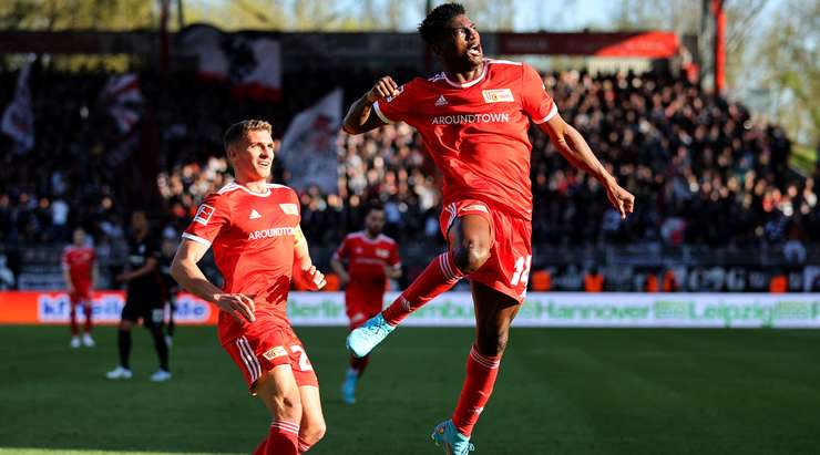 Một bàn thắng ngoạn mục! Taiwo Awoniyi (Union Berlin) bứt tốc như một mũi lao vào vòng cấm để đón quả tạt và sút bóng vào góc thấp bên phải, để mặc thủ môn đứng chôn chân sững sờ!
