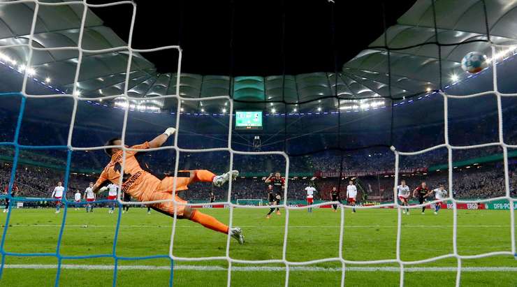 Vào! Vincenzo Grifo (Freiburg) giành chiến thắng trên chấm phạt đền bằng một cú sút không thể cản phá, vượt qua tầm với của thủ môn Daniel Heuer Fernandes vào góc trái khung thành.