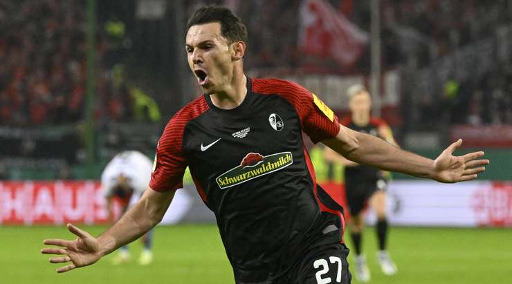 Bóng đã đi vào lưới! Nicolas Hofler (Freiburg) thử vận may của mình từ rìa vòng cấm và thần may mắn đã mỉm cười khi cú sút của anh đi trúng một cầu thủ khác và đổi hướng, khiến thủ môn Daniel Heuer Fernandes không kịp trở tay. Tỉ số đã được nâng lên 0:2.