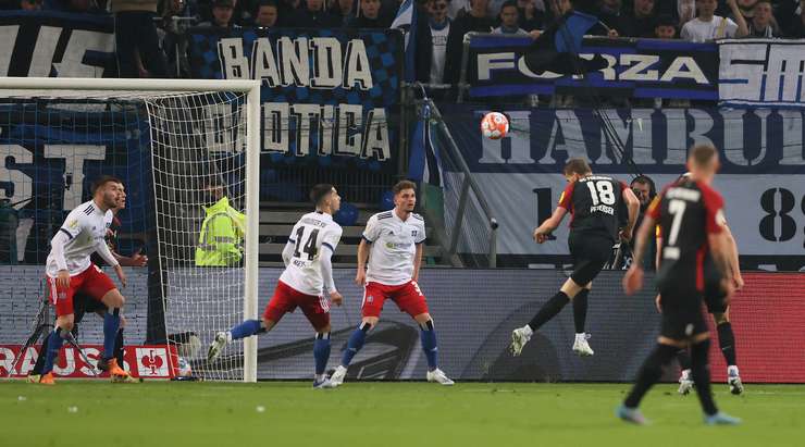 Nils Petersen (Freiburg) đón bóng bật ra trong vòng 5m50 và đánh đầu. Pha dứt điểm của anh đã đưa được bóng vào sát phía trong cột dọc bên phải, và vì vậy, tỉ số đã được nâng lên 0:1.