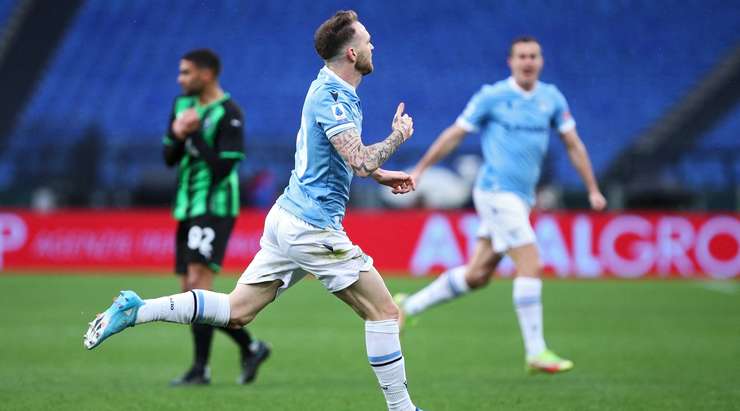 Vào! Manuel Lazzari (Lazio) len lỏi qua các cầu thủ đối phương trước khi tung một cú sút tuyệt diệu từ rìa vòng cấm vào góc thấp bên trái mành lưới. Thủ môn Andrea Consigli đã không có cơ hội nào để chạm vào quả bóng. Tỉ số là 1:0.