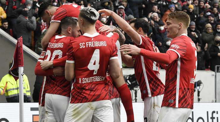 Nils Petersen (Freiburg) ghi bàn! Anh ấy đón một đường chuyền của đồng đội và tung một cú sút hoàn hảo từ rìa vòng cấm, đi vào phía trong cột dọc bên trái khung thành, vượt quá tầm với của thủ môn.