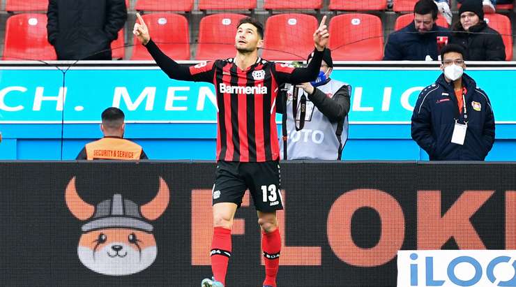 Vào! Lucas Alario (Bayer Leverkusen) có đủ khoảng trống trong vòng cấm để đón một đường chuyền từ Moussa Diaby và dứt điểm gọn gàng vào góc cao bên trái khung thành. 1:0.